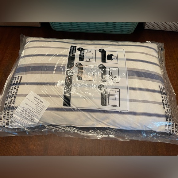 NWT Comfort Bay Throw Pillow - Picture 2 of 3